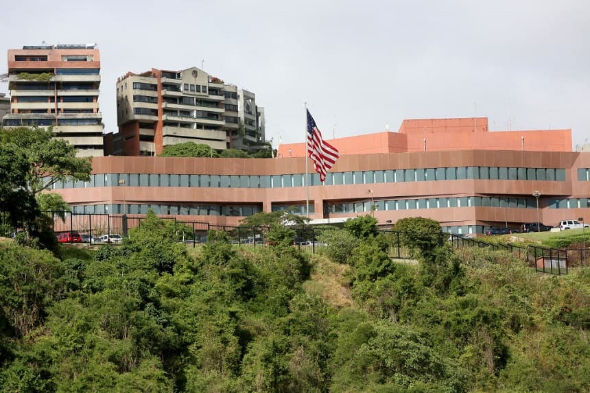 Vista de la fachada de la embajada estadounidense en Caracas el 24 de enero de 2019 en Caracas, Venezuela. (Edilzon Gamez/Getty Images)