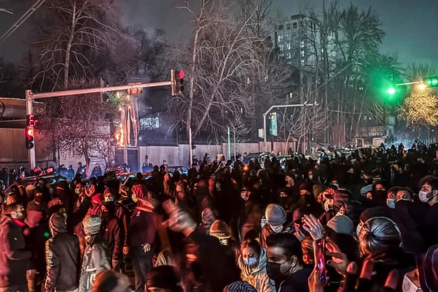 Iraníes protestan en Teherán, Irán, el 9 de enero de 2026. (MAHSA/Middle East Images vía AFP vía Getty Images)