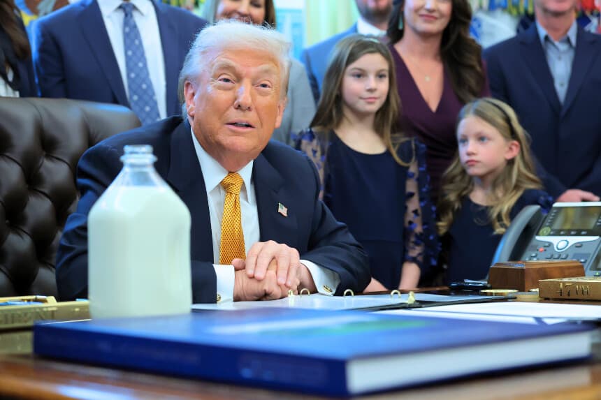 WASHINGTON, DC - 14 DE ENERO: El presidente de los Estados Unidos, Donald Trump, habla durante la firma de un proyecto de ley con productores lecheros en el Despacho Oval de la Casa Blanca el 14 de enero de 2026 en Washington, DC. Se espera que Trump firme una serie de proyectos de ley, entre ellos la "Ley de leche entera para niños sanos", que permite la venta de leche entera en los comedores escolares de todo el país. (Foto de Anna Moneymaker/Getty Images)