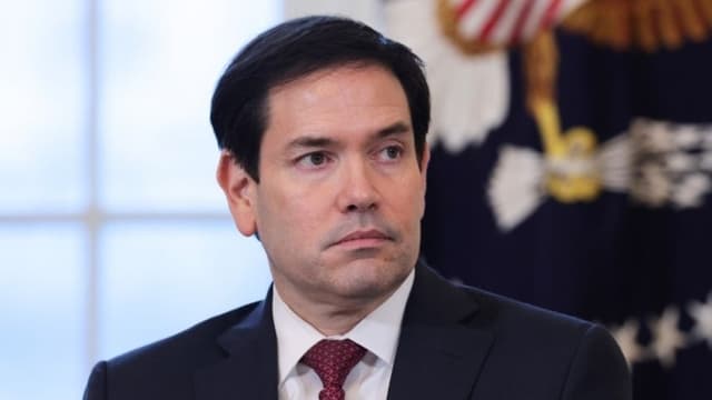 El secretario de Estado de EE. UU., Marco Rubio, observa durante una reunión con ejecutivos del sector del petróleo y el gas en el Salón Este de la Casa Blanca el 9 de enero de 2026 en Washington, D.C. (Alex Wong/Getty Images)