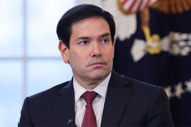 El secretario de Estado de EE. UU., Marco Rubio, observa durante una reunión con ejecutivos del sector del petróleo y el gas en el Salón Este de la Casa Blanca el 9 de enero de 2026 en Washington, D.C. (Alex Wong/Getty Images)