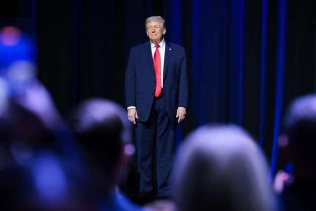 El presidente Donald Trump sube al escenario para pronunciar un discurso ante los miembros del Club Económico de Detroit en el MotorCity Casino Hotel de Detroit, Michigan, el 13 de enero de 2026. (Anna Moneymaker/Getty Images)