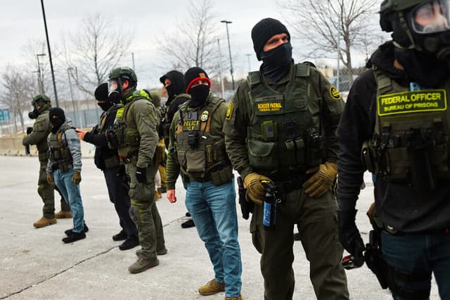 Agentes federales se enfrentan a manifestantes contra el ICE durante una protesta frente al edificio federal Bishop Whipple en Minneapolis, Minnesota, el 15 de enero de 2026. (Octavio JONES / AFP vía Getty Images)