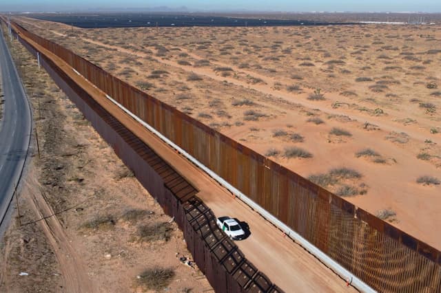 Vista aérea de una camioneta de la Patrulla Fronteriza de Estados Unidos junto al muro que se está construyendo en la frontera entre Estados Unidos y México en Santa Teresa, Nuevo México, Estados Unidos, vista desde Ciudad Juárez, estado de Chihuahua, México, el 14 de enero de 2026. (Herika Martínez/AFP a través de Getty Images)