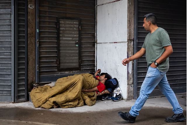 Un hombre sin hogar duerme antes de las elecciones intermedias del domingo 24 de octubre de 2025 en Buenos Aires, Argentina. (Tomás Cuesta/Getty Images)