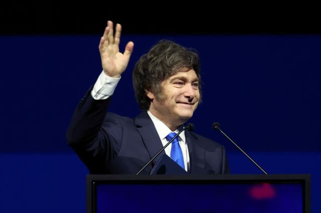 El presidente de Argentina, Javier Milei, habla en el escenario durante el segundo día del Foro Empresarial Americano en el Kaseya Center el 6 de noviembre de 2025 en Miami, Florida. (Alexander Tamargo/Getty Images para el Foro Empresarial Americano)