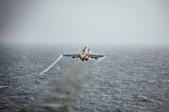 Un F/A-18F Super Hornet, asignado al Escuadrón de Cazas de Ataque (VFA) 22, despega desde la cubierta de vuelo del portaaviones de clase Nimitz USS Nimitz (CVN 68) durante las operaciones de vuelo en el área de responsabilidad del Comando Central de los EE. UU. el 26 de agosto de 2025. (Foto oficial de la Marina de los EE. UU.)