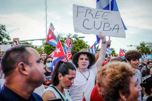 Un hombre sostiene un cartel de "Cuba Libre" durante una manifestación de apoyo a los cubanos que se manifiestan contra el régimen comunista cubano, en la Torre de la Libertad en Miami, el 17 de julio de 2021. (Eva Marie Utzcategui/AFP vía Getty Images)