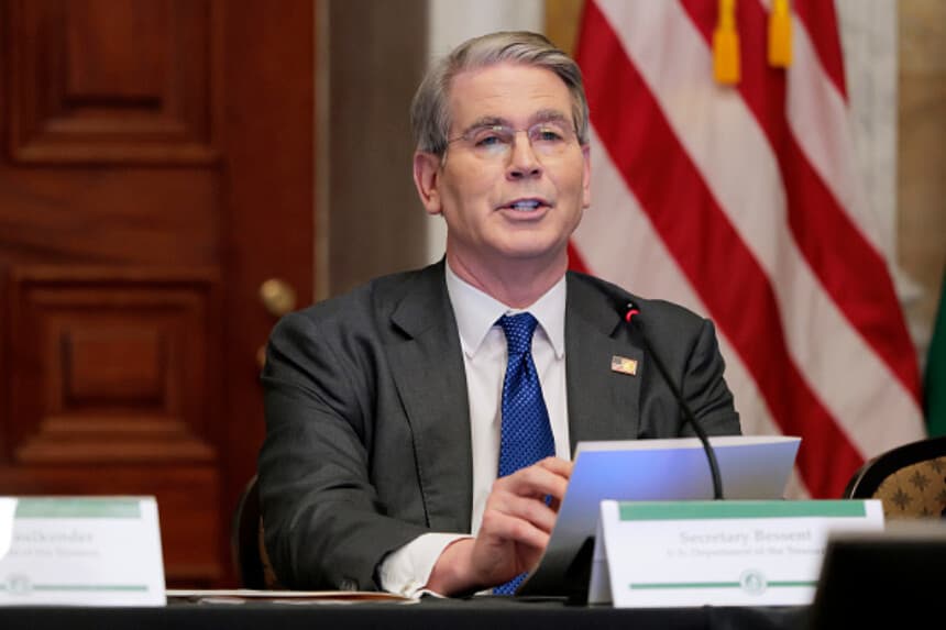El secretario del Tesoro de los Estados Unidos, Scott Bessent, pronuncia unas palabras durante una mesa redonda celebrada en el Departamento del Tesoro de los Estados Unidos el 29 de mayo de 2025 en Washington, DC. (Foto de Anna Moneymaker/Getty Images).