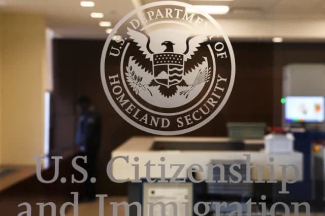 La entrada a la ubicación del Servicio de Ciudadanía e Inmigración de los EE. UU. donde un analista de datos del Concejo Municipal de la Ciudad de Nueva York de origen venezolano fue detenido por el Servicio de Inmigración y Control de Aduanas mientras realizaba una cita de inmigración, en la ciudad de Bethpage, Nueva York, en Long Island, el 14 de enero de 2026. (Shannon Stapleton/Reuters)