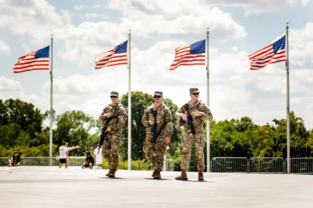 Miembros de la Guardia Nacional patrullan el National Mall en Washington, el 27 de agosto de 2025. (Madalina Kilroy/The Epoch Times)