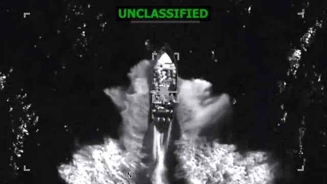 Una captura tomada de las imágenes de un ataque a una embarcación vinculada al tráfico de drogas en el Pacífico Oriental el 4 de diciembre de 2025. (U.S. Southern Command/Handout via Reuters, @Southcom/X, @SecWar/X)