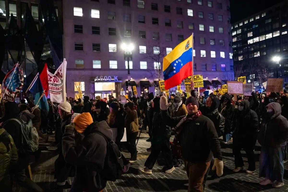 Personas se unen a una marcha para protestar contra las operaciones del Servicio de Inmigración y Control de Aduanas, en Washington, el 20 de enero de 2026. (Madalina Kilroy/The Epoch Times)