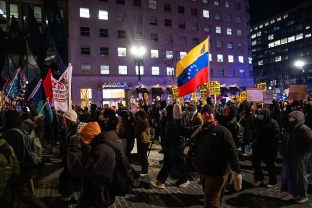 Personas se unen a una marcha para protestar contra las operaciones del Servicio de Inmigración y Control de Aduanas, en Washington, el 20 de enero de 2026. (Madalina Kilroy/The Epoch Times)