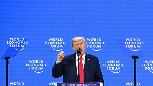 El presidente de los Estados Unidos, Donald Trump, gesticula mientras pronuncia un discurso especial durante la reunión anual del Foro Económico Mundial (FEM) en Davos, el 21 de enero de 2026. (Foto de Fabrice COFFRINI / AFP a través de Getty Images)