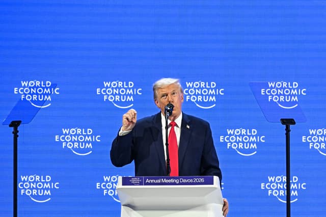 El presidente de los Estados Unidos, Donald Trump, gesticula mientras pronuncia un discurso especial durante la reunión anual del Foro Económico Mundial (FEM) en Davos, el 21 de enero de 2026. (Foto de Fabrice COFFRINI / AFP a través de Getty Images)