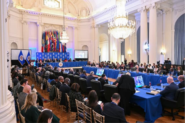 La Organización de los Estados Americanos (OEA) realiza una Asamblea General extraordinaria para elegir al nuevo secretario general, en la sede de la OEA en Washington D. C., el 10 de marzo de 2025. (ROBERTO SCHMIDT/AFP a través de Getty Images)