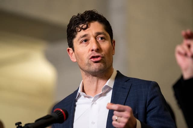 El alcalde de Minneapolis, Jacob Frey (centro), habla durante una conferencia de prensa en el Ayuntamiento de Minneapolis, Minnesota, el 9 de enero de 2026. (Stephen Maturen/Getty Images)