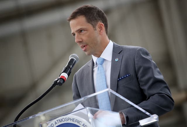 Neil Jacobs, administrador en funciones de la Administración Nacional Oceánica y Atmosférica (NOAA), habla en la rueda de prensa sobre las perspectivas para la temporada de huracanes de 2019 de la NOAA, celebrada el 23 de mayo de 2019 en Arlington, Virginia. (Foto de Win McNamee/Getty Images)