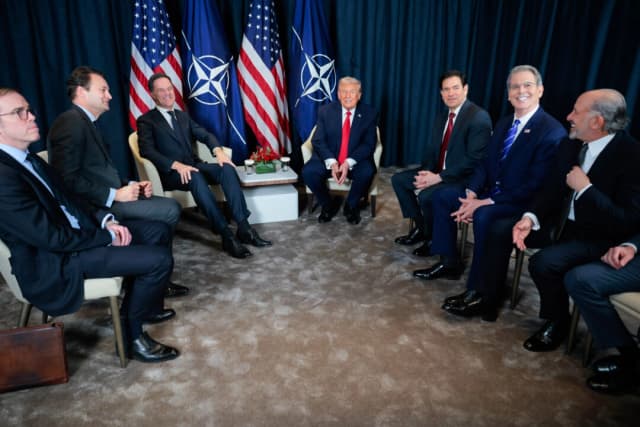 El presidente de Estados Unidos, Donald Trump (Centro), asiste a una reunión bilateral con el secretario general de la OTAN, Mark Rutte (CL), junto con otros funcionarios en el marco de la Reunión Anual del Foro Económico Mundial en Davos, Suiza, el 21 de enero de 2026. (Chip Somodevilla/Getty Images)
