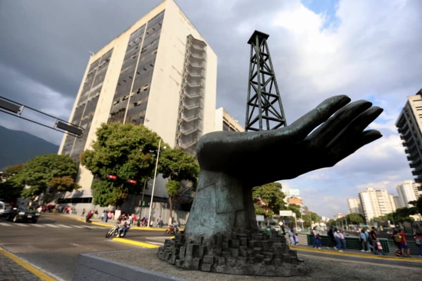 Escultura de una mano que sostiene una plataforma petrolera afuera de la empresa estatal Petróleos de Venezuela, en Caracas, el 26 de febrero de 2025. (Pedro Mattey/AFP vía Getty Images)