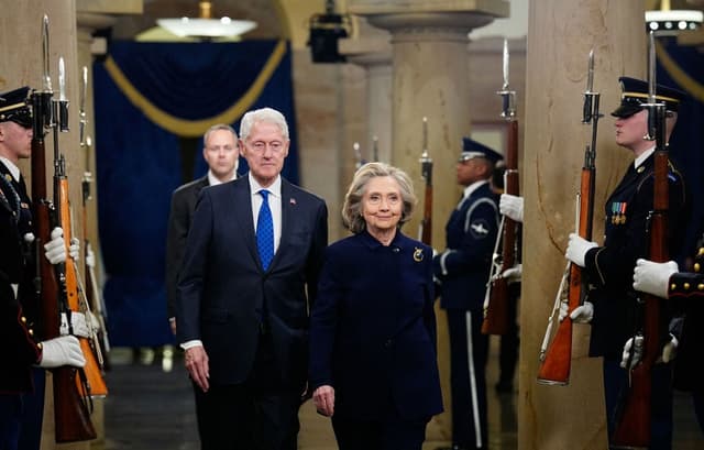 El expresidente Bill Clinton y la exsecretaria de Estado Hillary Clinton llegan antes de la 60.ª ceremonia de investidura, el 20 de enero de 2025, al Capitolio de Estados Unidos en Washington, D.C. (MELINA MARA/POOL/AFP a través de Getty Images)