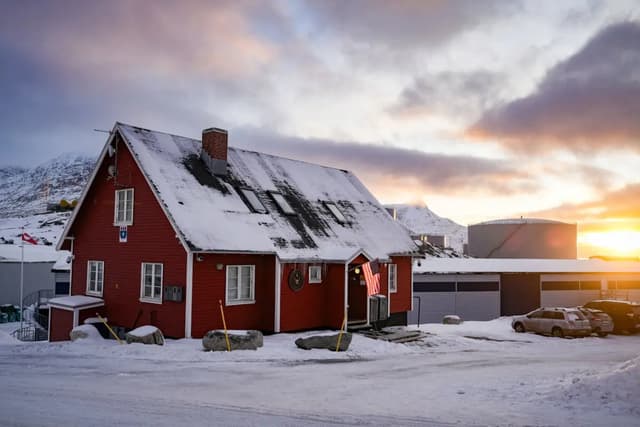 El sol sale detrás del consulado de Estados Unidos en Nuuk, Groenlandia, el 15 de enero de 2026. (Alessandro Rampazzo/AFP a través de Getty Images)