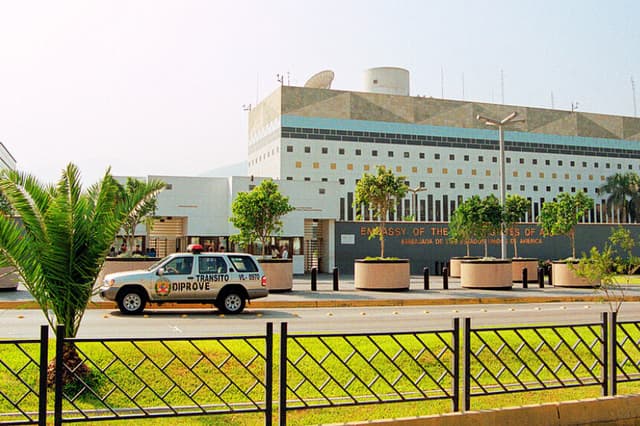 Un coche patrulla pasa frente a la embajada de Estados Unidos el 21 de marzo de 2002 en Lima, Perú. (Aníbal Solimano/Getty Images)