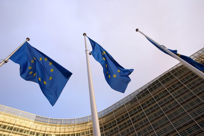 UE aprueba normas para deportar inmigrantes ilegales a países considerados seguros