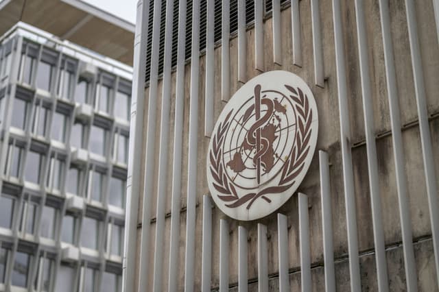 Esta fotografía muestra el logotipo de la Organización Mundial de la Salud (OMS) en la fachada de la sede de la organización en Ginebra el 23 de abril de 2025. (Foto de FABRICE COFFRINI/AFP a través de Getty Images)