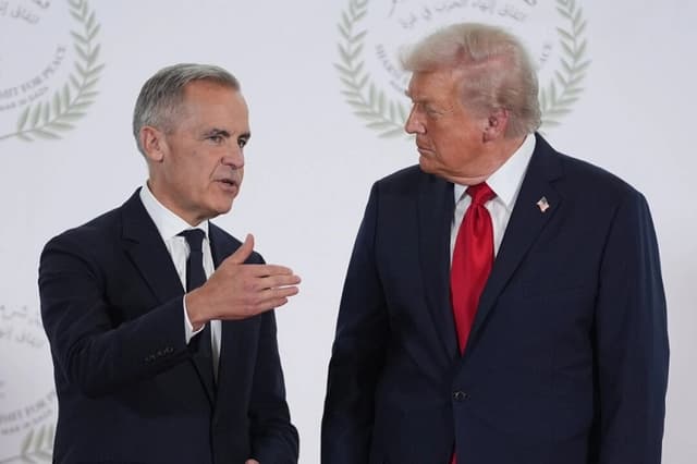 El presidente de Estados Unidos, Donald Trump, saluda al primer ministro canadiense, Mark Carney, durante una cumbre para poner fin a la guerra entre Israel y Hamás en Sharm El Sheikh, Egipto, el 13 de octubre de 2025.(AP Photo/Evan Vucci, Pool)