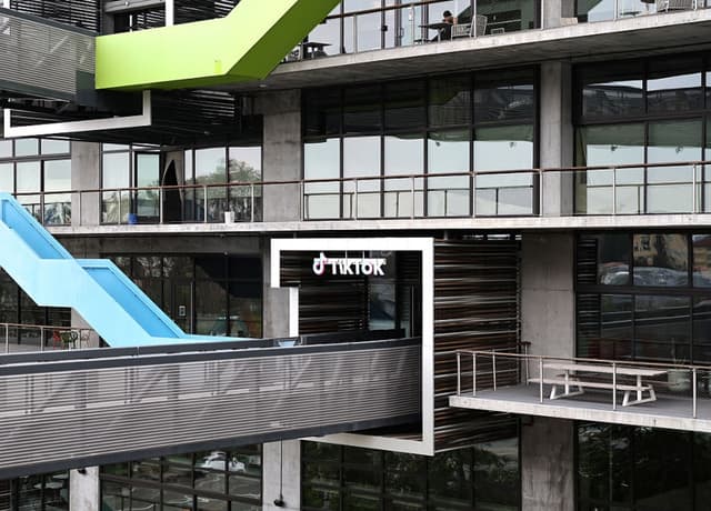 El logotipo de TikTok se exhibe en una oficina de TikTok el 25 de septiembre de 2025 en Culver City, California. El presidente Donald Trump firmó una orden ejecutiva que aprueba la venta del negocio estadounidense de TikTok a un consorcio de compradores. (Mario Tama/Getty Images)