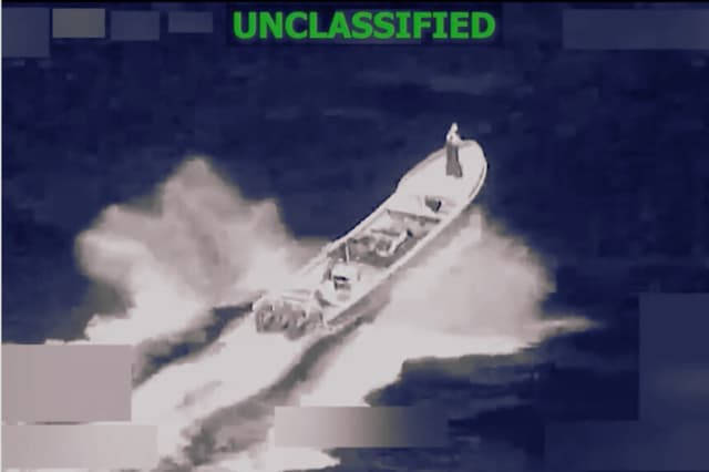 La Fuerza Operativa Conjunta Southern Spear lleva a cabo un ataque cinético letal contra un buque operado por organizaciones terroristas designadas en aguas internacionales el 23 de enero de 2026, en una imagen fija del video. (Comando Sur de los Estados Unidos).
