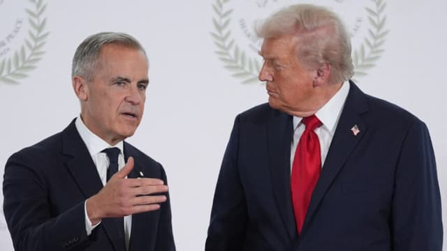 El presidente estadounidense Donald Trump y el primer ministro canadiense Mark Carney durante una cumbre sobre Gaza celebrada en Sharm el-Sheikh el 13 de octubre de 2025. (EVAN VUCCI/POOL/AFP a través de Getty Images)