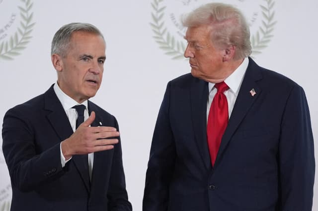 El presidente estadounidense Donald Trump y el primer ministro canadiense Mark Carney durante una cumbre sobre Gaza celebrada en Sharm el-Sheikh el 13 de octubre de 2025. (EVAN VUCCI/POOL/AFP a través de Getty Images)