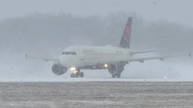 Un avión de Delta Air Lines se prepara para despegar durante una tormenta invernal en el Aeropuerto Internacional Greater Rochester de Rochester, Nueva York, el 26 de diciembre de 2025, en esta captura de pantalla obtenida de un video publicado en redes sociales. (Joseph Frascati vía Reuters)