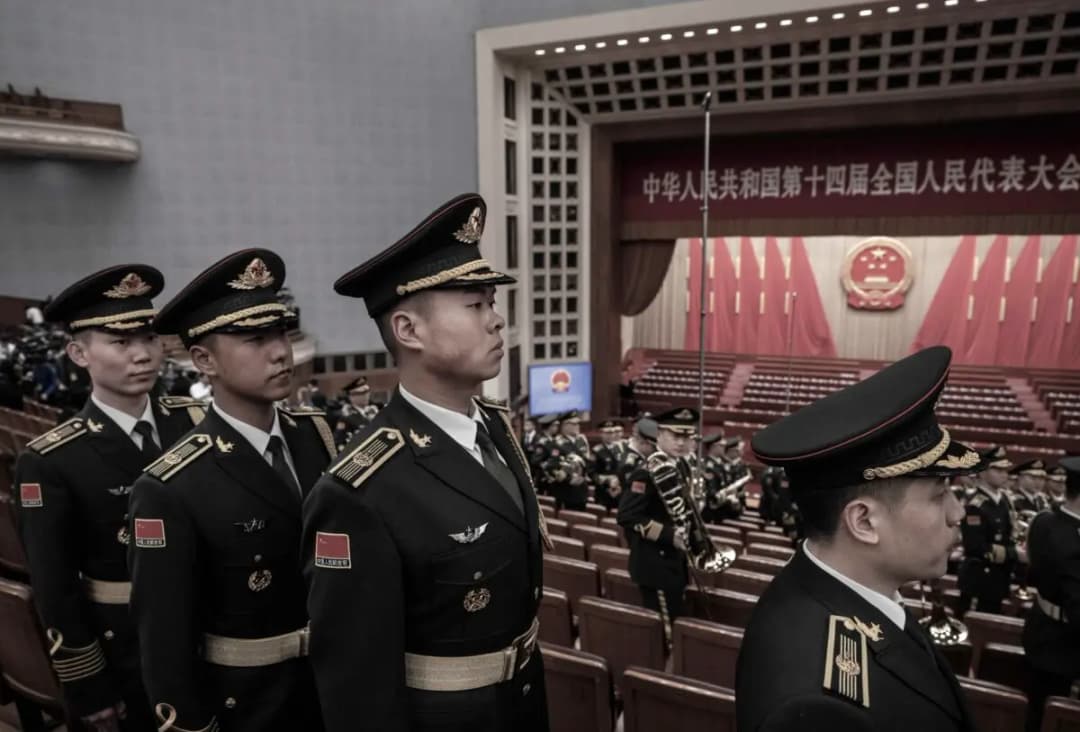 Miembros de la Banda del Ejército Popular de Liberación se retiran tras la inauguración de la Asamblea Popular Nacional (APN) en el Gran Salón del Pueblo de Beijing, el 5 de marzo de 2024. (Kevin Frayer/Getty Images)