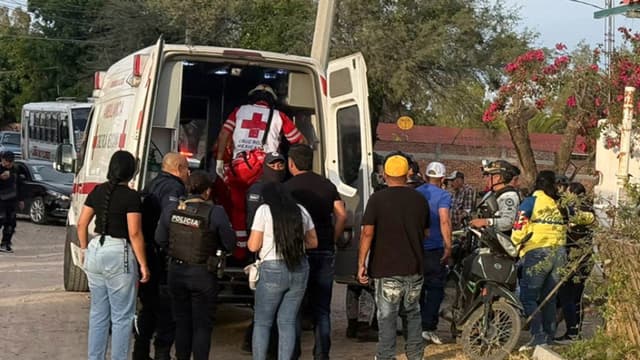Integrantes de la Cruz Roja Mexicana llegan a la zona donde se cometió un ataque armado este domingo, en la ciudad de Salamanca, México. Al menos 11 personas murieron y 12 más resultaron lesionadas tras un ataque armado durante un partido de fútbol en la comunidad Loma de Flores, en el municipio mexicano de Salamanca, estado de Guanajuato. (EFE/STR)