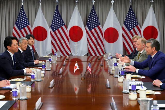 ARLINGTON, VIRGINIA - 15 DE ENERO: El secretario de Guerra de Estados Unidos, Pete Hegseth (derecha), habla durante una reunión con el ministro de Defensa japonés, Shinjiro Koizumi (izquierda), en el Pentágono el 15 de enero de 2026 en Arlington, Virginia. Koizumi se reúne con Hegseth para tratar las amenazas a la seguridad regional que suponen China y Corea del Norte, así como el fortalecimiento de la alianza de seguridad entre Japón y Estados Unidos. (Foto de Alex Wong/Getty Images).