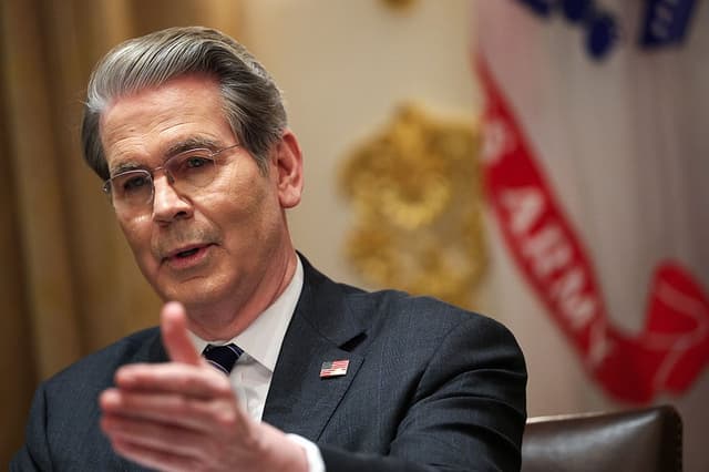 El secretario del Tesoro de los Estados Unidos, Scott Bessent, pronuncia unas palabras durante una mesa redonda con agricultores organizada por el presidente Donald Trump en la Sala del Gabinete de la Casa Blanca el 8 de diciembre de 2025 en Washington, DC. (Alex Wong/Getty Images)
