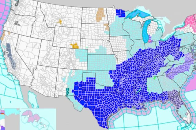 Un mapa publicado por el Servicio Meteorológico Nacional el 26 de enero de 2026 muestra las alertas de "frío extremo" en azul oscuro y los avisos de clima frío en azul claro. Los avisos de clima invernal están marcados en morado, mientras que las alertas de tormentas invernales están en rosa. (NWS)NWS.