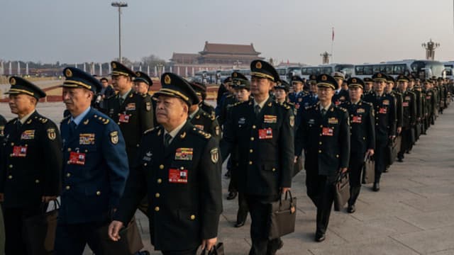 Diputados del Ejército chino caminan juntos al llegar a la segunda sesión plenaria de la Asamblea Popular Nacional, o NPC, en el Gran Salón del Pueblo el 8 de marzo de 2025 en Beijing, China. La reunión política anual de China, conocida como las Dos Sesiones, reunirá a líderes y legisladores para establecer la agenda del Gobierno para el desarrollo económico y social nacional durante el año. (Foto de Kevin Frayer/Getty Images)