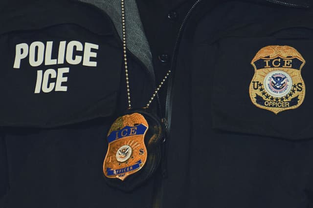 Se ve una insignia y una placa del ICE en un agente del Departamento de Seguridad Nacional mientras el vicepresidente de Estados Unidos, JD Vance, habla, en Royalston Square, el 22 de enero de 2026, en Minneapolis, Minnesota. (Jim Watson - Pool/Getty Images)