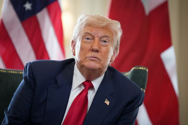 El presidente de Estados Unidos, Donald Trump, habla con los medios de comunicación mientras se reúne con el primer ministro británico, Keir Starmer (no aparece en la foto), en el club de golf Trump Turnberry el 28 de julio de 2025 en Turnberry, Escocia. (Foto de Christopher Furlong/Getty Images).