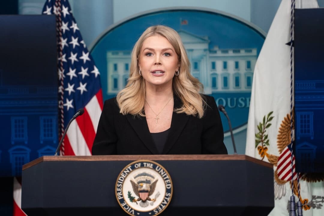 La secretaria de prensa de la Casa Blanca, Karoline Leavitt, habla durante una rueda de prensa en la Casa Blanca el 8 de enero de 2026. (Madalina Kilroy/The Epoch Times)