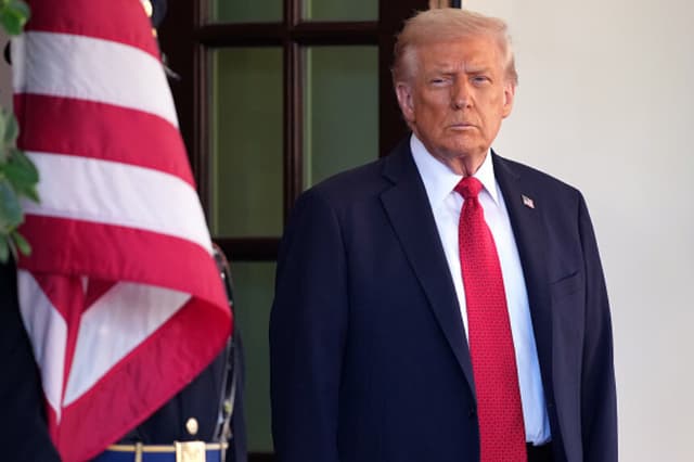 El presidente de los Estados Unidos, Donald Trump, espera la llegada del primer ministro de Australia, Anthony Albanese, a la Casa Blanca el 20 de octubre de 2025 en Washington, D.C. (Kevin Dietsch/Getty Images).