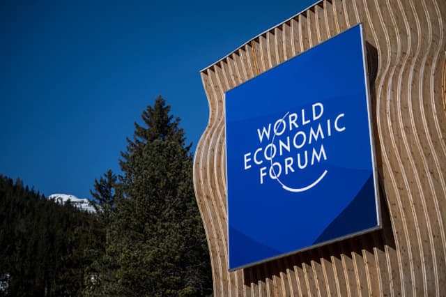 (cartel expuesto por el Foro Económico Mundial (FEM) en la víspera de la reunión anual del FEM en Davos, el 18 de enero de 2026. (Fabrice COFFRINI / AFP a través de Getty Images).