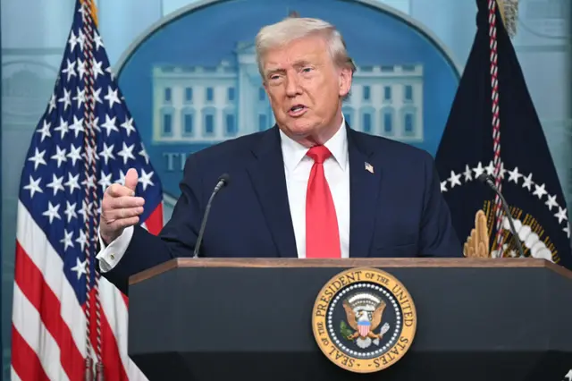 El presidente de EE. UU., Donald Trump, habla durante una rueda de prensa en la sala Brady Briefing Room de la Casa Blanca en Washington, D.C., el 20 de enero de 2026. (SAUL LOEB / AFP a través de Getty Images)