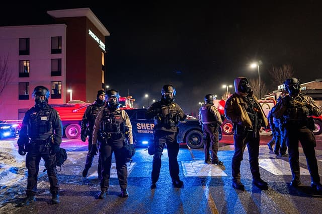 Las fuerzas policiales se mantienen en formación mientras dispersan una manifestación denominada "Goodbye Bovino Noise Demo" en el Spring Hill Suites, el 26 de enero de 2026, en Maple Grove, Minnesota. (Brandon Bell/Getty Images)
