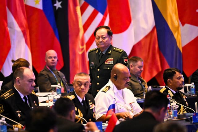 El vicepresidente de la Comisión Militar Central del Partido Comunista Chino y vicepresidente de la Comisión Militar Central de la República Popular China, Zhang Youxia, se marcha tras pronunciar su discurso durante la ceremonia inaugural del XIX Simposio Naval del Pacífico Occidental en Qingdao, provincia china de Shandong, el 22 de abril de 2024. (WANG ZHAO/AFP a través de Getty Images)